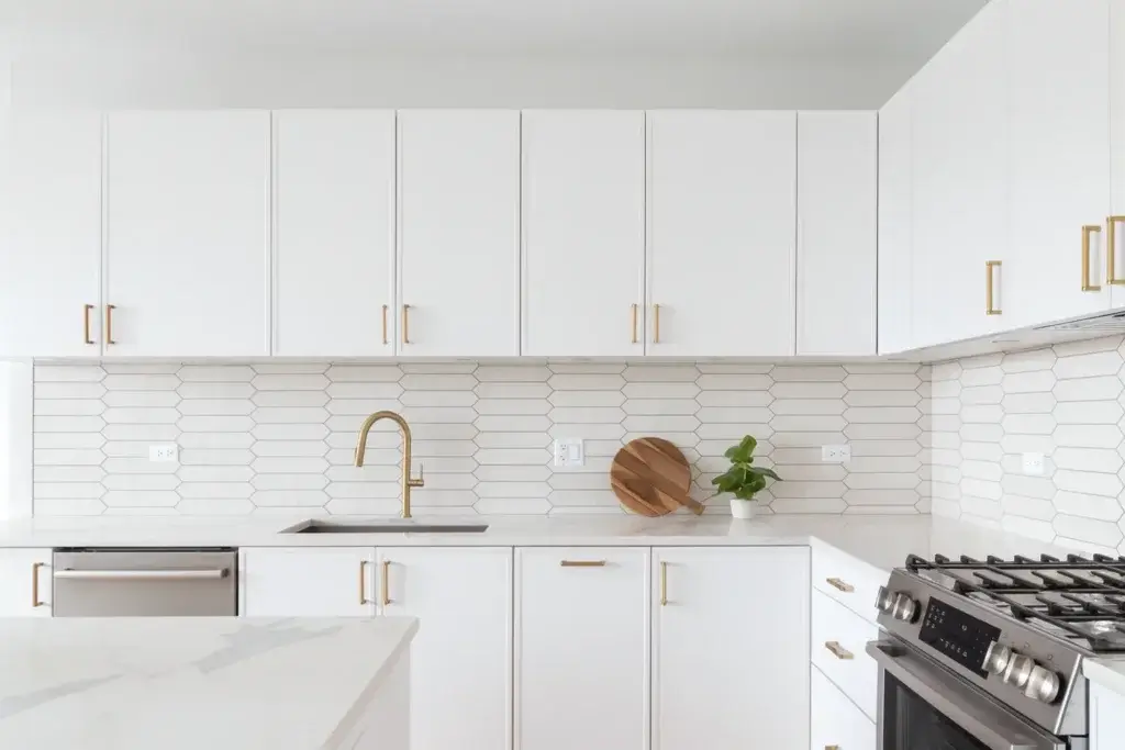 checklist conforto apartamento Porto, cozinha com torneira moderna