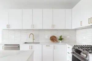 checklist conforto apartamento Porto, cozinha com torneira moderna