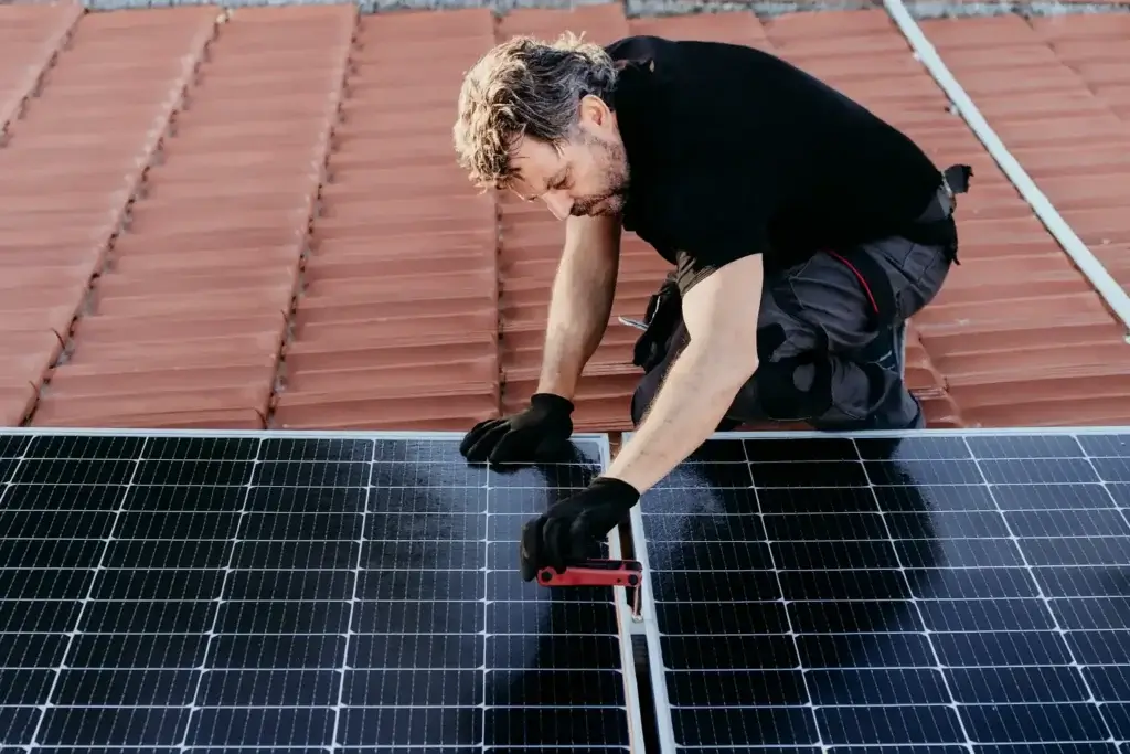 eletricista certificado instala painéis solares em Porto para reduzir conta de luz