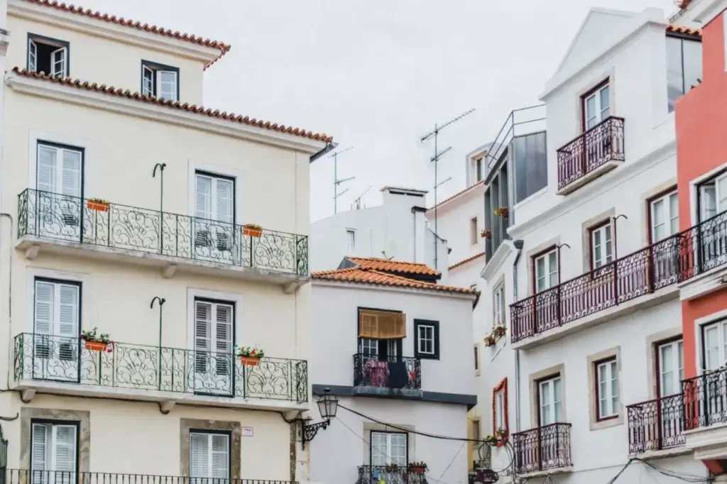 fuga de água invisível Porto, casas antigas e prédios no Porto
